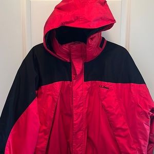 Red/Black Gortex lined ski and boarding jacket. Longer cover for extra warmth.